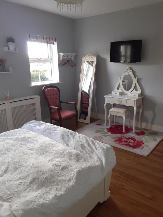 Private Room In Superb House Bed 1 Nobber ภายนอก รูปภาพ