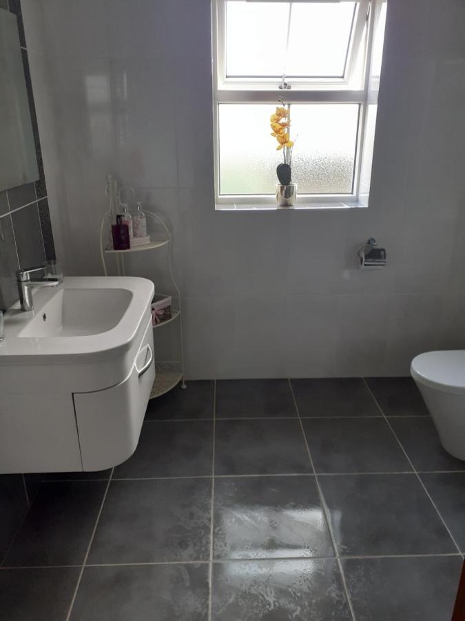 Private Room In Superb House Bed 1 Nobber ภายนอก รูปภาพ